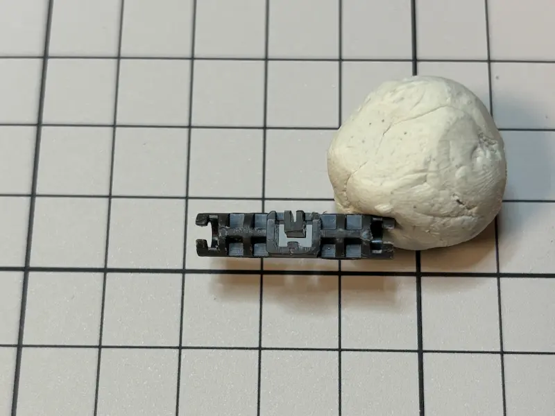 バルバトス胸部の一部品（両肩をつなぐ）